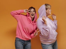 Duas jovens mulheres usando looks com moletons