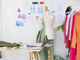 Estúdio de design de moda com exemplos de croquis na parede