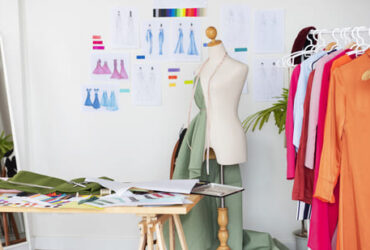 Estúdio de design de moda com exemplos de croquis na parede