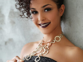 Moça morena usando um lindo e atemporal maxi colar