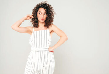 Mulher usando um modelo de macacão social plus size listrado