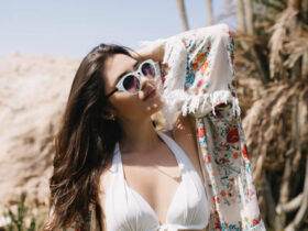 Morena bronzeada com um biquini no melhor estilo hippie