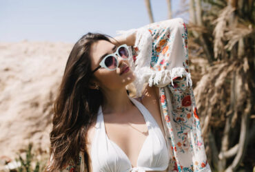 Morena bronzeada com um biquini no melhor estilo hippie