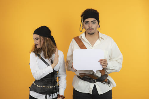 Casal vestido com roupas e acessórios de pirata