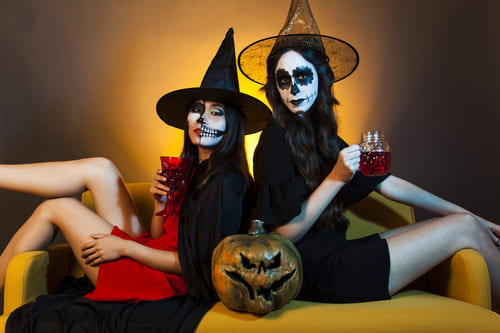 Duas mulheres fantasiadas para halloween