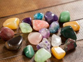 exemplos-Varios exemplos de pedras preciosas em cima de uma mesade-pedras-naturais-de-tipos-variados