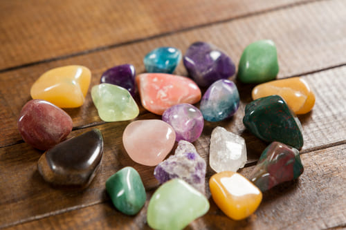 exemplos-Varios exemplos de pedras preciosas em cima de uma mesade-pedras-naturais-de-tipos-variados