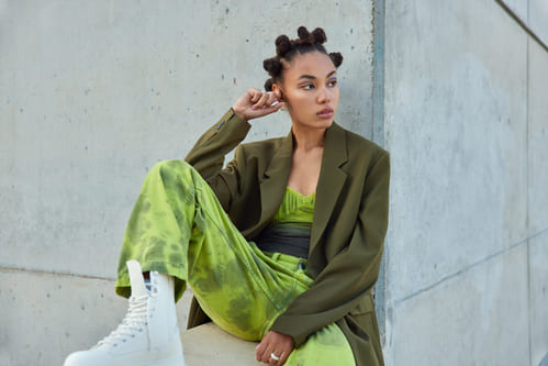 Mulher com um look feminino alternativo nas cores verde