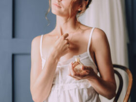 Mulher usando um perfume após acordar de uma sonho