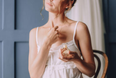 Mulher usando um perfume após acordar de uma sonho