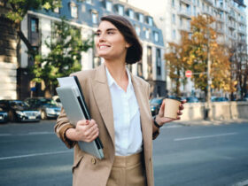 Mulher com look casual composto por conjunto de calça e blazer se preparando para uma dia de trabalho
