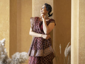 Mulher indiana vestindo um sari como forma de representar a moda femina indiana