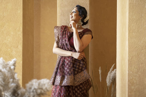 Mulher indiana vestindo um sari como forma de representar a moda femina indiana