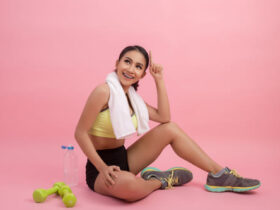 jovem muler com roupas para atividade física descansando