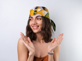 Jovem moça usando uma bandana estampada numa pegada mais hippie