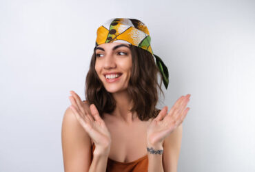 Jovem moça usando uma bandana estampada numa pegada mais hippie