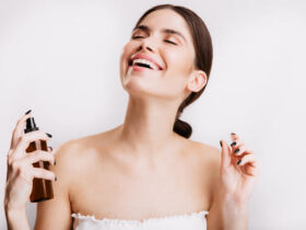 mulher aplicando perfume com feromonio após o banho