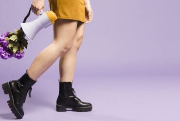 Mulher com um megafone e botinha feminina atemporal