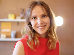 mulher se preparando para ensaio fotográfico de 40 anos