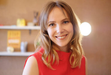 mulher se preparando para ensaio fotográfico de 40 anos