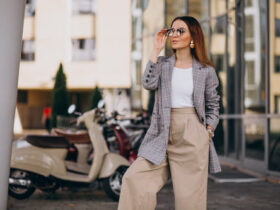 Mulher usando um look feminino em alfaiataria