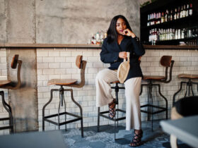 Mulher negra se divertindo sentada para um encontro romantico