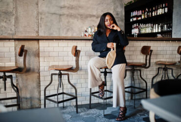 Mulher negra se divertindo sentada para um encontro romantico