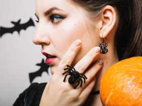 Mulher usando acessórios de morcego para ir ao Halloween