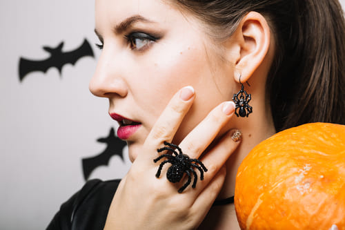 Mulher usando acessórios de morcego para ir ao Halloween
