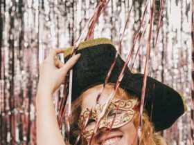 Mulher com fantasia de pirata usando um chapeu preto incrível