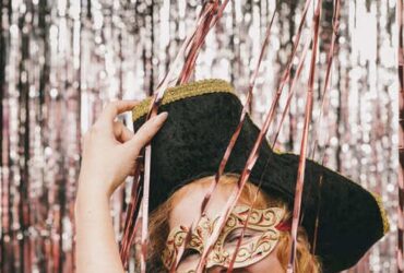 Mulher com fantasia de pirata usando um chapeu preto incrível