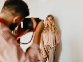 Mulher bem vestida num ensaio fotográfico