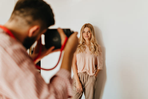 Mulher bem vestida num ensaio fotográfico