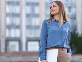 Mulher vestindo uma camisa masculina social azul