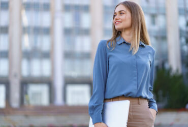 Mulher vestindo uma camisa masculina social azul