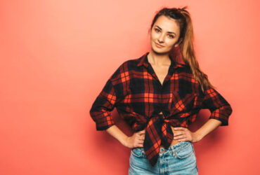 Mulher usando uma look com camisa xadrez masculina vermelha com preto