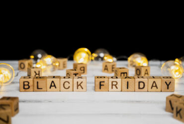 itens da back friday da hippie artesanato em cima de uma mesa