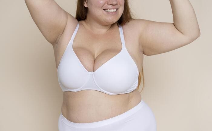 mulher usando um sutiã plus size na cor branca