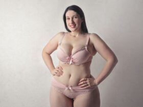 Mulher gordinha usando lingerie plus size na cor nude
