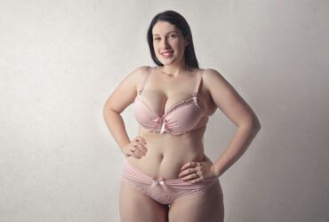 Mulher gordinha usando lingerie plus size na cor nude