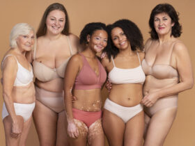 5 melheres de idades diferetens vestindo lingeries