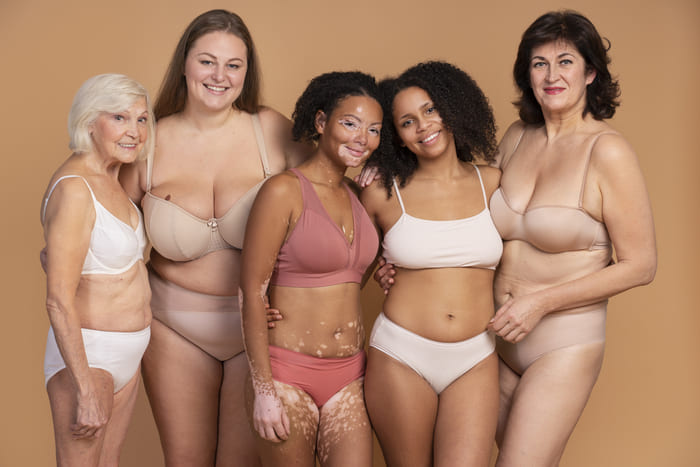 5 melheres de idades diferetens vestindo lingeries