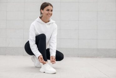 Mulher usando um look casual com um lindo tenis branco