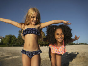 Duas meninas de biquine na praia