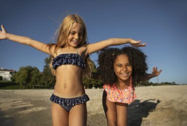 Duas meninas de biquine na praia