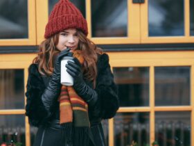 Mulher usando um look feminino para o inverno