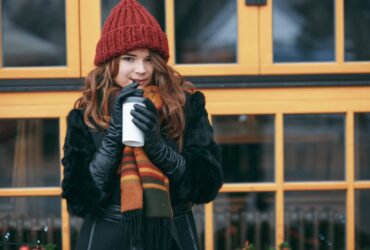 Mulher usando um look feminino para o inverno