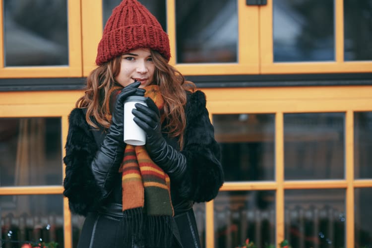 Mulher usando um look feminino para o inverno