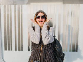 Mulher usando roupas para se proteger do inverno