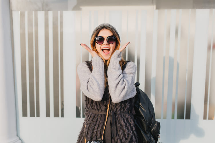 Mulher usando roupas para se proteger do inverno